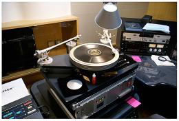 L'ultima operazione consiste nello scegliere lo stilo ottimale per la corretta digitalizzazione.<br />Dopo l'ascolto con lo stilo inizial, il tecnico del suono prova altri stili di una misura superiore e inferiore<br />e stili di taglio diverso per verificare se la qualità di riproduzione si affina.<br />L'obiettivo nella scelta dello stilo è quello di perseguire il maggior numero di informazioni minimizzando la distorsione.<br />Questa operazione viene eseguita quando lo stilo legge la parte meno usurata del solco,<br />dove possono raccogliersi sporco e detriti minuscoli.<br />L'età e la tecnologia di fabbricazione del disco sono fattori che possono influenzare la scelta<br />della dimensione e del taglio dello stilo al fine di ottimizzarne le prestazioni.