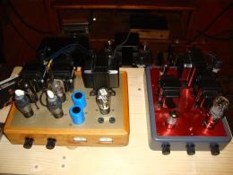 A sinistra un finale con valvola LP2 Marconi, triodo a riscaldamento diretto, degli anni '30 e, come preamplificatrice, la 6F8G, un doppio triodo<br />dalle caratteristiche elettriche simili alla 5692 ma con un suono decisamente più caldo e dettagliato. La potenza è di circa 3W, quindi un finale<br />da abbinare a casse ad alta sensibilità. Il finale di destra è il progetto della 5998 con cui Pellas ha voluto onorare e ricordare Cristiano Ielasi,<br />grande appasionato di HI-FI ed esperto sub, prematuramente scomparso nelle acque di Ischia durante un'immersione profonda.<br />L'attuale progetto si rifà al noto Triodino – progetto di Cristiano Ielasi e Ciro Marzio – rivisto 