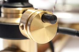 You have just to adjust VTA, overhang, error or tangential geometry, tracking force, antiskating and azimuth. 

Next step is taking care of the azimuth: very important parameter for unipivot tonearms that are free to move on the central bearing.<br /> The perfect perpendicularity of the cartridge is obtainable by rotating lightly on the axis the small counterweight.<br /> The operation can be simplified with a small mirror under the cartridge. 
