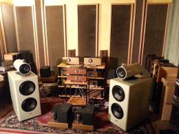 Sala prove con tutti gli apparecchi di riferimento: finali di 300B single-ended e di 211 single ended. Qui si testano e confrontano tutti i nuovi progetti.