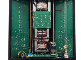 In basso nella foto, la vista interna del retro dell'apparecchio: notare da SX a DX le aste di rimando del selettore d'ingresso, del controllo di volume e dell'accensione.